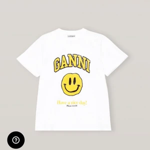 Ganni t-shirt😍 - Ganni t-sjukt som är nästan som oanvänd, skriv för bilder med den på❤️