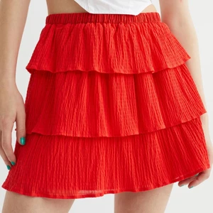 Volang kjol - Säljer denna röda volangkjol som är helt oanvänd & har prislappen kvar. Inget fel på den alls men har inte fått användning för den i år så säljer den istället❤️