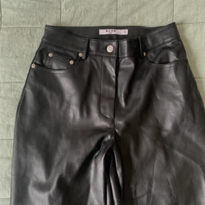 Läder byxor - PU-byxor från NA-KD. Använda 1 gång (bra skick)