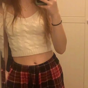 Topp - Super fin topp från ginatricot, i ett vitt ”flätat” material. Storlek XS-S 