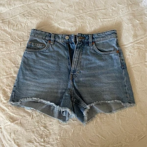 Jeansshorts - Jeansshorts i jättefin tvätt. Storlek ”26” men skulle säga att de sitter som 34 eller 36 i vanlig jeansstorlek. Väldigt bra skick!