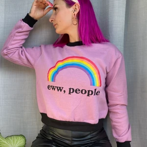 Rolig tröja - • Ljus lila tröja med print • Kort variant, i halv tjockt material. Tydligt print på framsidan.  