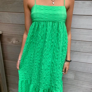 Zara klänning! - En långklänning från zara som är i så fin härlig grön färg i en vacker modell! Den är använd endast en gång💓