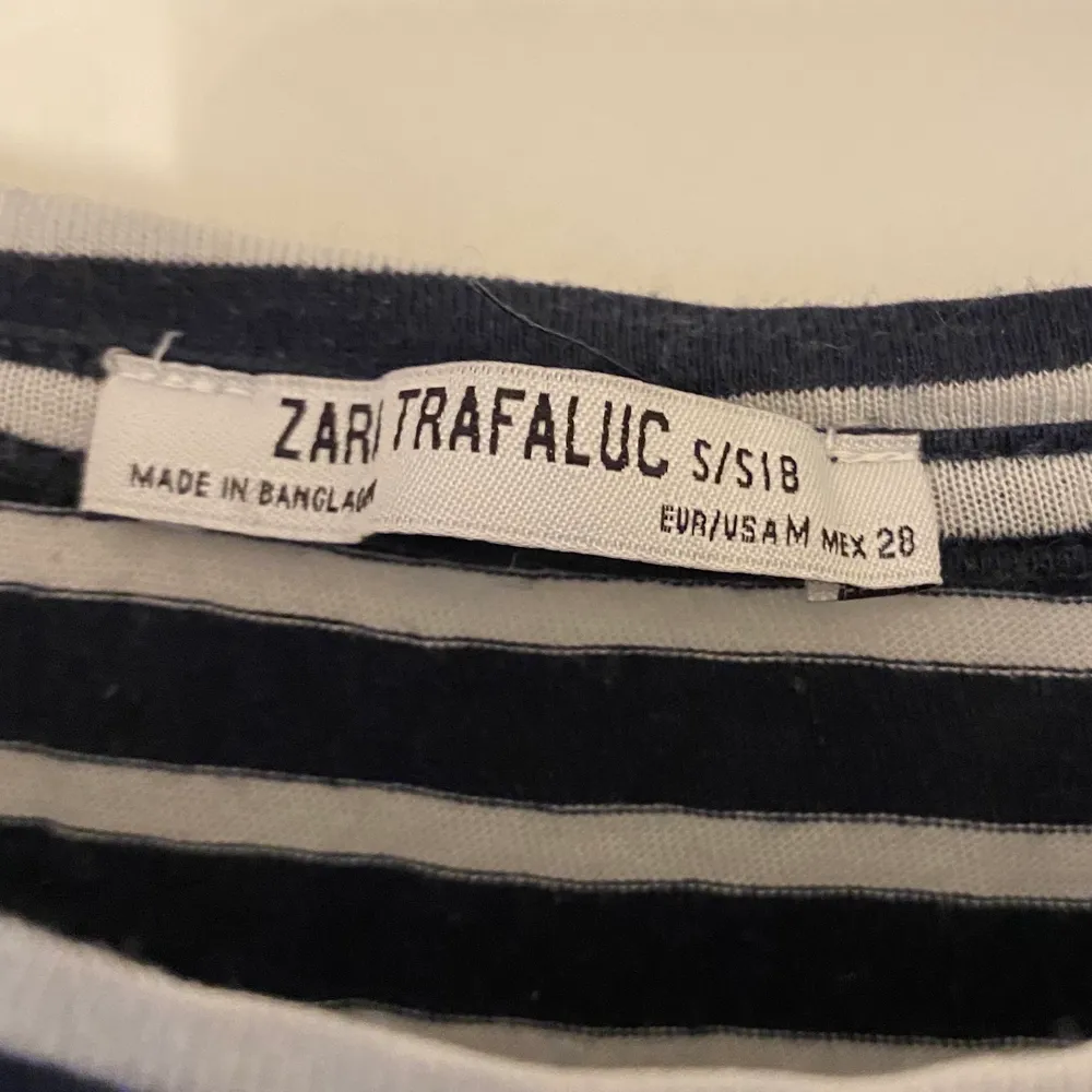 En marinblå & vit randig bomulls t-shirt från Zara. Storlek S. Säljes för 50 kr+frakt. T-shirts.