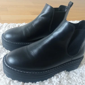  Plattformsstövlar! ✨👢☺️🖤  - Nya plattformsstövlar! ✨👢☺️🖤 perfekt att kombinera höst och vinter🍂🧣 Med ett mycket mjukt och bekvämt material.Använd endast en gång! I perfekt skick! 🆙🖤