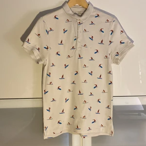 Pike tröja  - Vit poloshirt från H&M med surfing tryck på. Storlek S.
