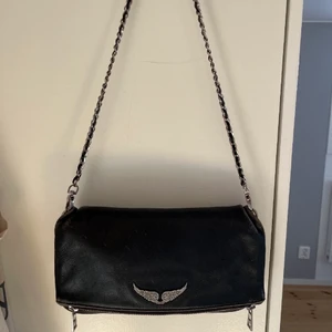 Zadig Voltaire väska  - Lägger upp igen pågrund av oseriösa köpare. Säljer min jättefina Zadig väska då jag köpte en ny väska och den kommer inte  till användning längre. Vid snabb affär kan priset sänkas!!!
