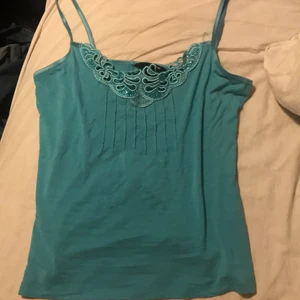 Blått linne - Blått linne med detaljer. Storlek M. Från h&m.