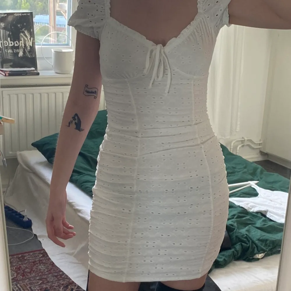 Vit klänning från H&M Divided. Figursydd. Knappt använd och i bra skick. Mekot.