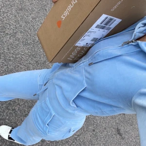 Juicy byxor - Xs i  byxa, passar mig som är 173 cm lång. Väldigt fina byxor som är välvårdat. 2 månader gammalt, andra bilden är filter på därför den blåa färgen ser lite skum ut