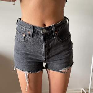 levis 501 jeansshorts. Passar storlek mellan 36-38. Köp för 200kr