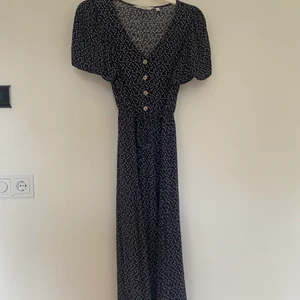 Klänning  - En superfin klänning som sitter sååå bra på. Använt den lite och känner därför att någon annan har bättre användning för den. Knytdetalj och knappar. 