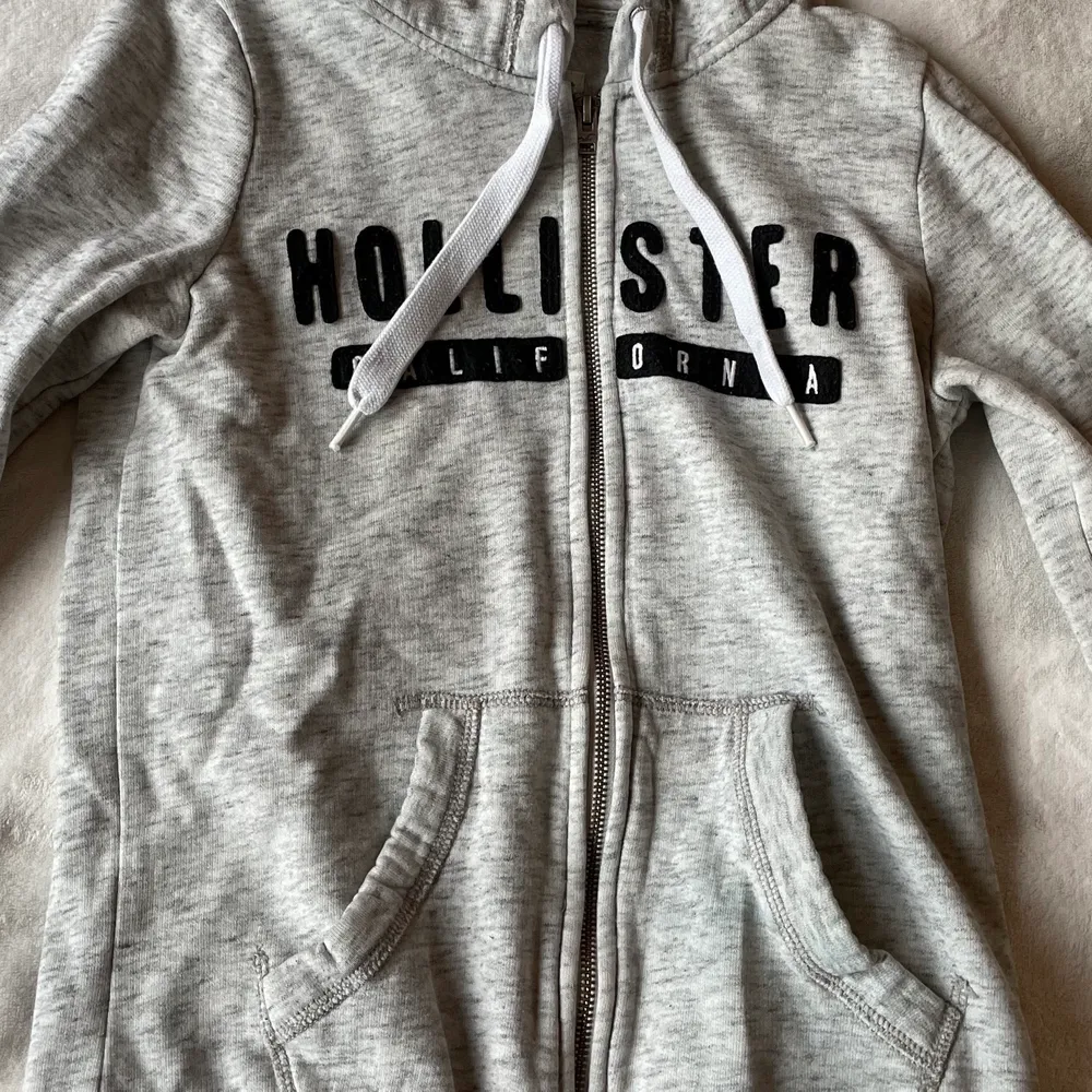 Säljer denna grå hollister zip hoodie, använd några gånger och i fint skick, strl xs. Tröjor & Koftor.