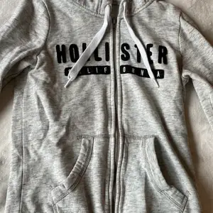 Säljer denna grå hollister zip hoodie, använd några gånger och i fint skick, strl xs