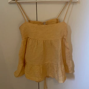 Topp  - Gul topp från zara, strl xs! Knappt använd så jättefint skick💕 150kr + frakt 
