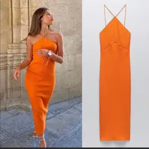 Super fin klänning från Zara i orange färg. Använd 2-3 ggr då det inte passar mig längre. Köp direkt för 250kr + frakt!! Frakt tillkommer❤️