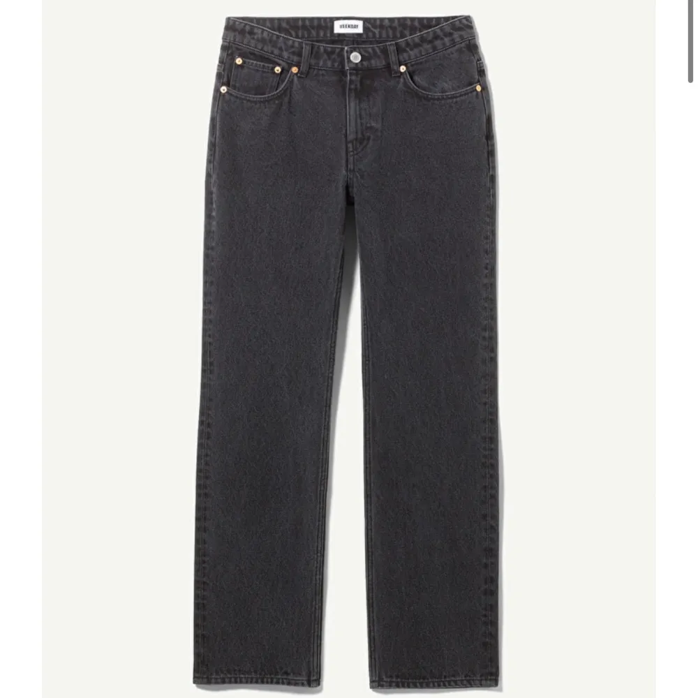 Säljer ”pin mid straight jeans” från weekday då dom inte kommer till användning 💕. Jeans & Byxor.