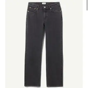 Säljer ”pin mid straight jeans” från weekday då dom inte kommer till användning 💕