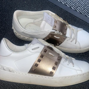 Valentino sneakers  - Säljer mina Valentino sneakers i strl 40 1/2, sparsamt använda och köpta på Farfetch. Har allting kvar, kvitto, box, skosnöre osv 