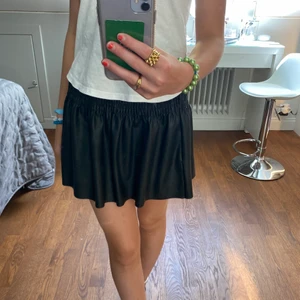 Super snygg kjol från zara  - Väldigt sparsamt använd. Kjolen är från barnavdelningen men skulle säga att den passar xs. Kontakta för mer bilder och info ❤️ TRYCK INTE PÅ KÖP NU 