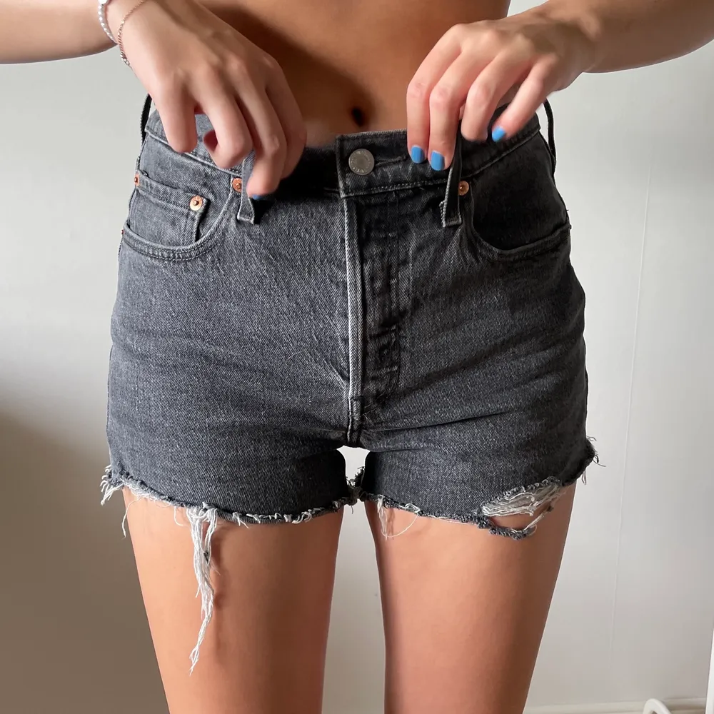 levis 501 jeansshorts. Passar storlek mellan 36-38. Shorts.