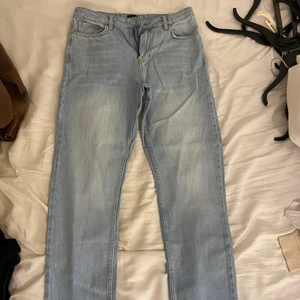 Low straight jeans - Dessa lågmidjade jeansen är så snygga, men för små för mig! Jag säljer likadana fast i svart. Helt oanvänd! Älskar dem men får inte på mig dem. Ordinarie pris 500kr