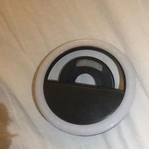 Led lampa - Detta är en led lampa som går utan batteri man laddar den med en samsung laddare,Man sätter fast den på mobilen<3