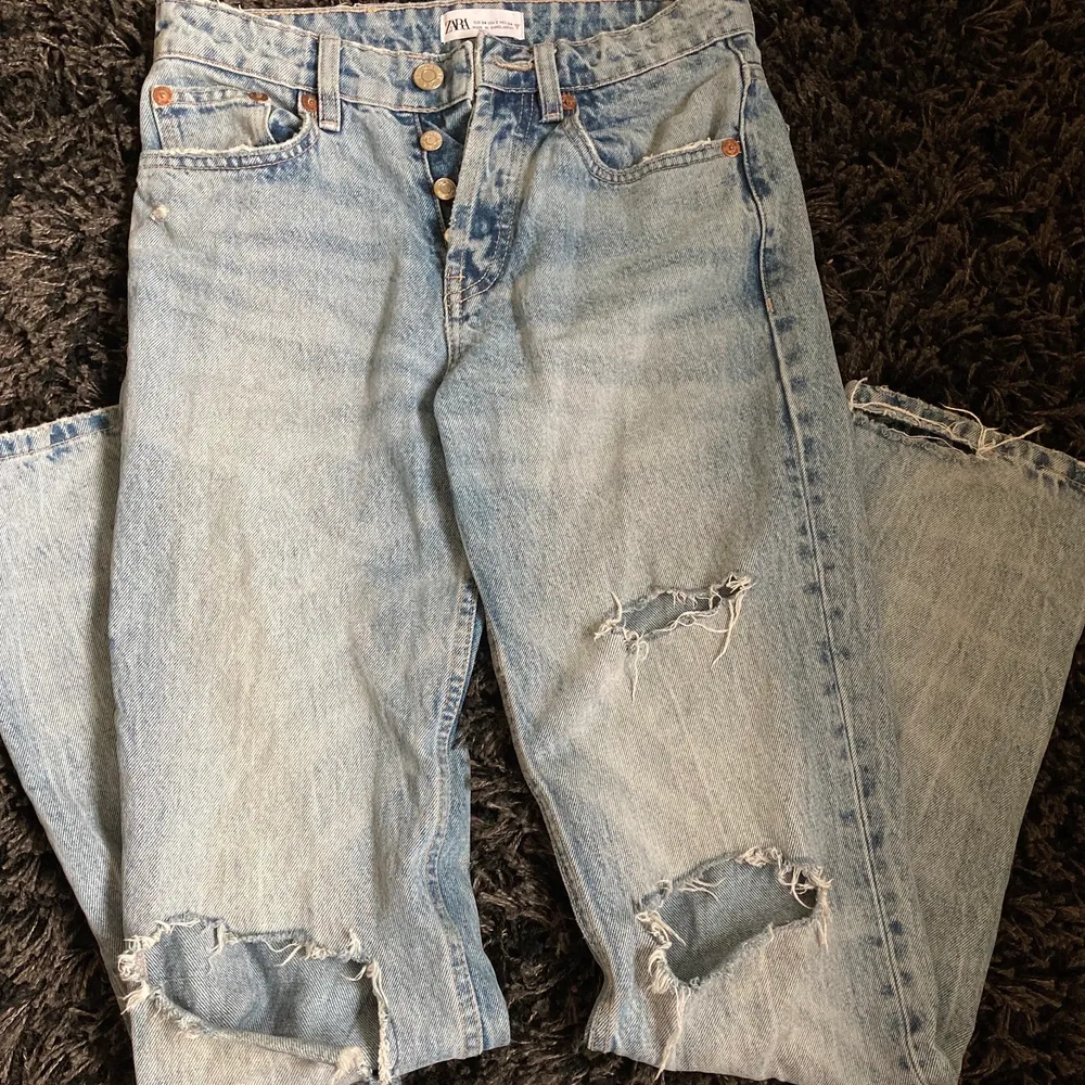 Säljer dessa väldigt populära och slutsålda jeansen zara har tagit bort från sortimentet💕 i storlek 34/xs! Obs:alla slitningar följde med när man köpte. I använt skick men inget fel på dom💕köptes för 359kr💗. Jeans & Byxor.