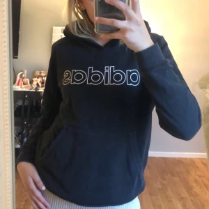 Adidas hoodie - En sparsamt använd adidas hoodie, har inga skador eller fläckar. I stl 13-14 y meb passar XS-M