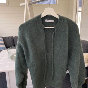 Stickad tröja  - Säljer en blå/grön stickad tröja från zara i storlek L, har egentligen S men bra storlek om man gillar oversized och boxig passform. Superfin färg men även väldigt varm💘 skriv om du har några frågor eller vill diskutera priset! 