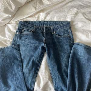 Lågmidjade jeans från replay. Väldigt snygga då dom är väldigt låga och långa. Påminner väldigt mycket om ganska serier som VPD (Elenas) byxor. Får tyvärr inte på mig dom därav säljer jag dom. Storlek 29/34 men lite mindre i storleken. Är vanligtvis en SM