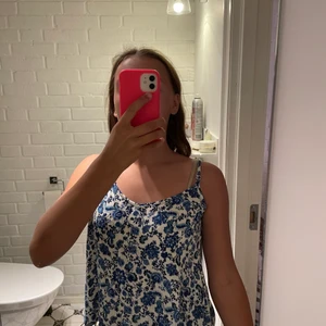 Blommig dress - En blommig dress som är vit och blå 