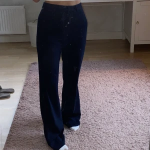 snygga blåa kostymbyxor 💙🦋 - super snygga kostymboyxor från STOCKH LM 🥰 dem är marinblåa , normal höga i midjan och långa i benen 😍 säljer för att dem tyvärr är för långa för mig 💙 nypris 699 kr , köparen står för frakt 🦋