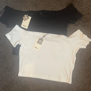 Två offshoulder toppar - Säljer dras två toppar från bikbok helt oanvända med prislappen kvar. Super enkla och fina, dom är lite ribbade. Köpta för 99kr styck säljer för 70 för båda. Köparen står för frakten! 