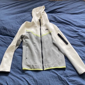 Nike tech flece  - Storlek S men passar även M  Nästan o använd 