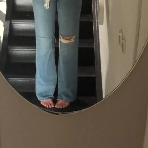Zara jeans - Helt nya midwaist jeans från Zara💕 Jeansen är i strl 36🌸 Fick hem dem sönderklippta nedtill därav det billigare priset, frakten ingår i priset🥰