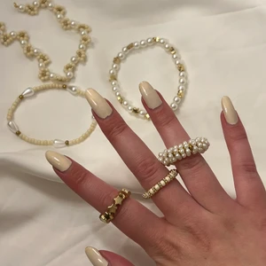 Ringar - Handgjorda smycken, ringar 3st för 99kr annars 35kr/st. Armband kostar 69kr/st finns också set. Kommer mer på JULIDESIGN på Instagram. Följ gärna där 💓✨