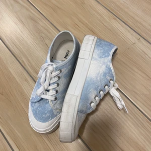 Skor och jackor  - Skorna är 38, klackarna är 36, 37 