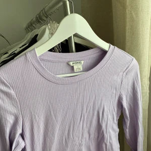 Tröja från monki - Lila tröja från monki 