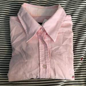 Fin rosa gant skjorta köpt på myrorna men aldrig använd. Skulle behöva strykas men annat än det är den i fint skick.