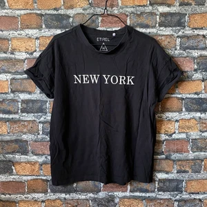 New York svart t-shirt - En svart t-shirt med text motiv ”NEW YORK” på. I fint skick. För fler bilder eller mått kontakta mig :) Frakt sker via PostNord icke spårbart 45 kr eller spårbart 51 kr 📦