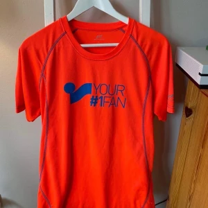 Träningströja large  - Träningströja Pro Touch i large. Ska väga. Osäker om det blir 26 kr eller 51 kr i frakt. 