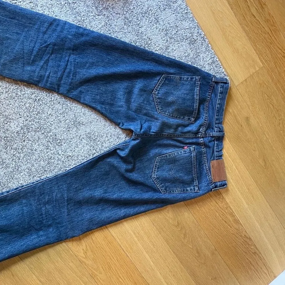 Jag säljer ett par herr Levis jeans, bra skick. Passar dom mellan 173-177 cm ish. Dom är uppvikta där nere pågrund av att dom är lite för långa. Köparen står för frakten!. Jeans & Byxor.