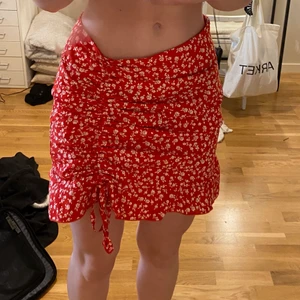 Kjol - Super fin kjol som tyvärr inte kommer till användning därav är den knappt använd