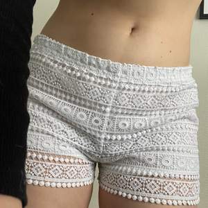 Det är mjuka vita shorts i storlek xs. Trendiga just nu men passar inte storleken! ❤️🤍 står ej för frakten! Men möts gärna upp :) 