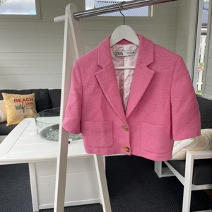 Rosa kort kavaj - Rosa kort kavaj från Zara i storlek M, sitter oversized och jättesnyggt på men har tyvärr aldrig kommit till användning💘 skriv om du har några frågor eller om du vill diskutera priset! 