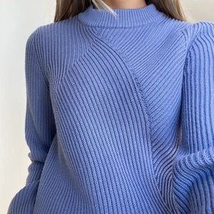 Filippa K tjocktröja - Filippa K tjocktröja storlek S. Säljer åt min vän därav inte jag på bilderna🥰. 