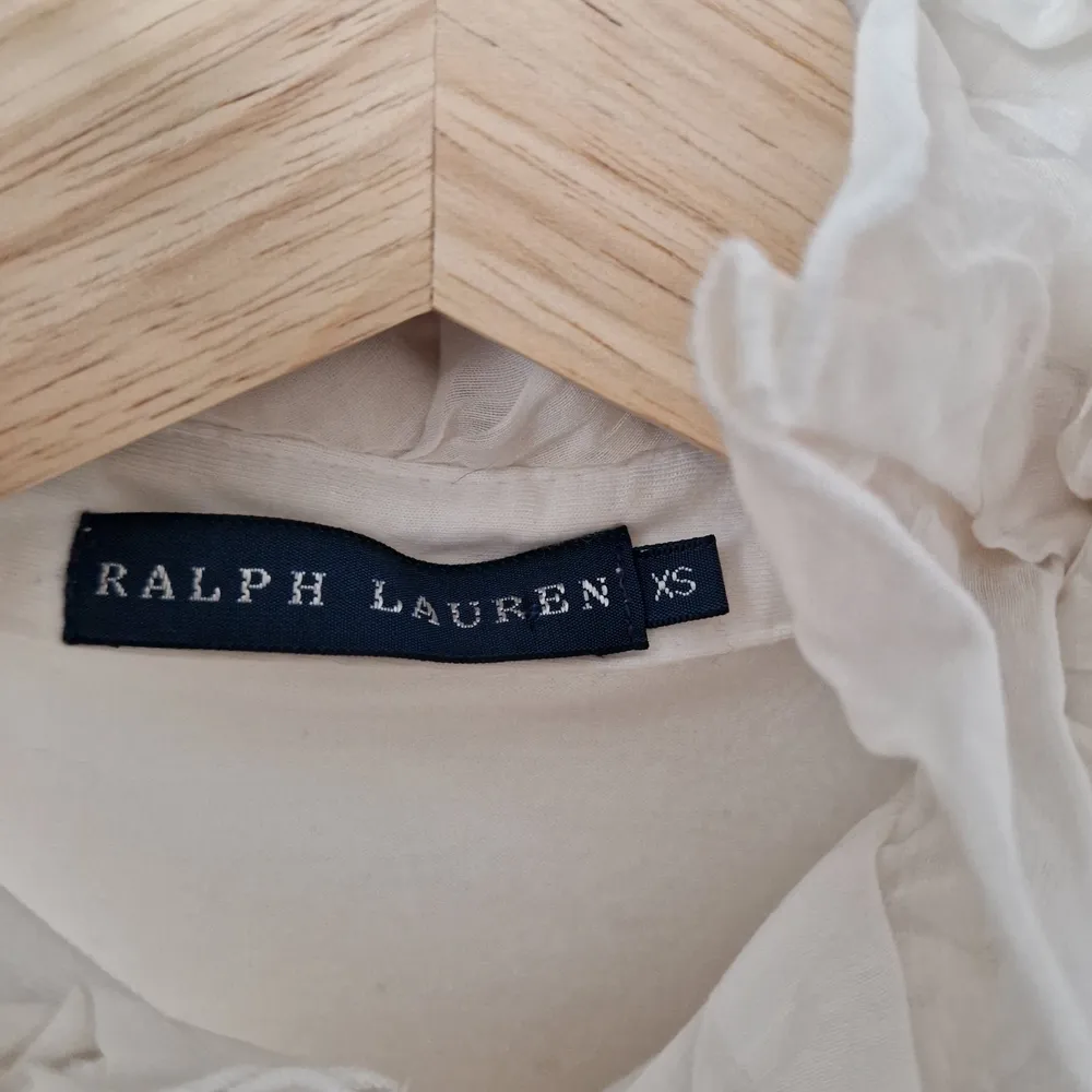 Vit skjorta från Ralph Lauren i strechig bomullsjersey. Fantastisk krage. . Blusar.