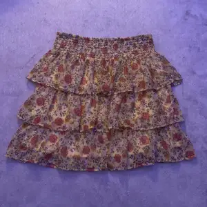 Gul blomrig kjol från lindex  Priset diskuteras och kan sänkas 