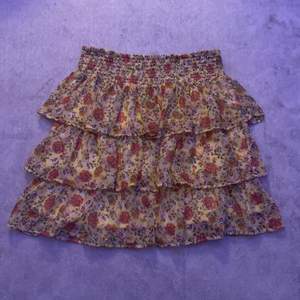 Gul blomrig kjol från lindex  Priset diskuteras och kan sänkas 